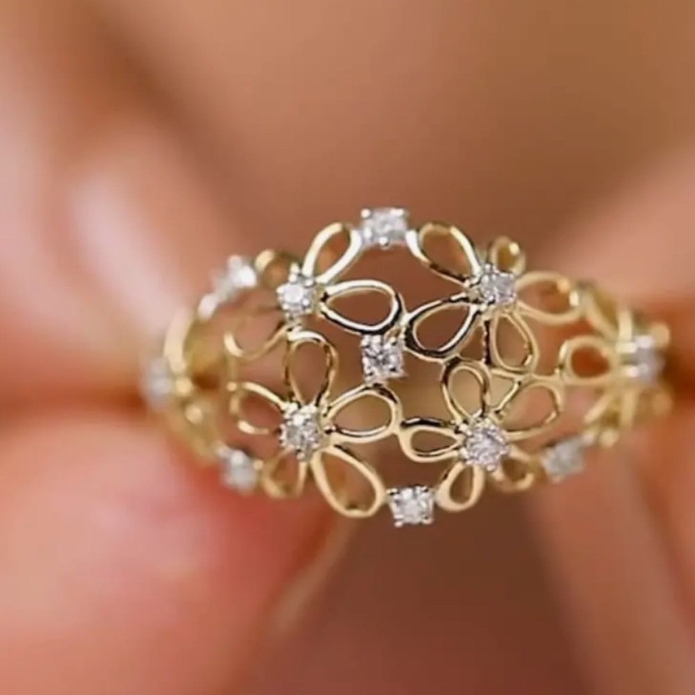 NEW Gold Tone Rhinestone Flower Ring Size 7 - Picture 2 of 8